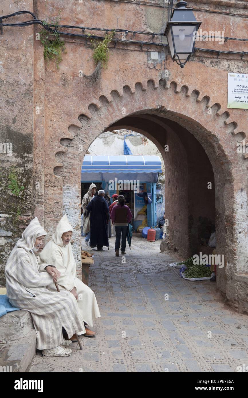 Hombre con chilaba en la Medina de Marrakech, Marruecos Stock Photo