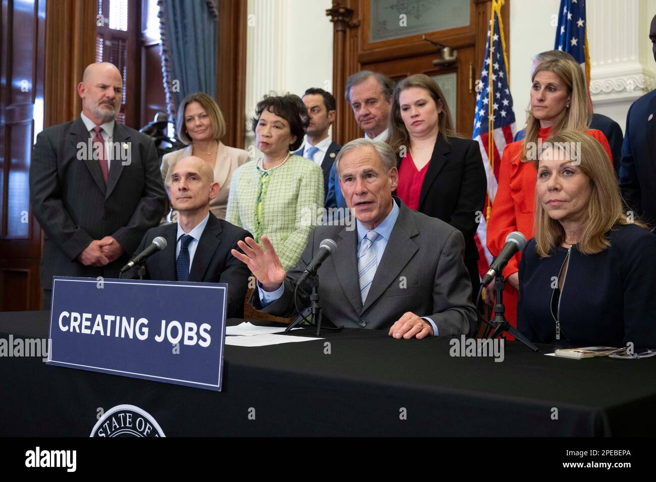 Austin Texas, EE.UU. 15th de marzo de 2023. El gobernador de Texas GREG ABBOTT, centro con asiento, junto con Texas Sen JOAN HUFFMAN, de extrema derecha, funcionarios electos, educadores y representantes de negocios, llevan a cabo una conferencia de prensa apoyando la Ley Texas CHIPS. La Ley de Creación de Incentivos Útiles para Producir Semiconductores (CHIPS), si se aprueba, se centraría en los esfuerzos de investigación y desarrollo de Texas en proyectos ganadores de chips de semiconductores. Crédito: Bob Daemmrich/Alamy Live News Foto de stock