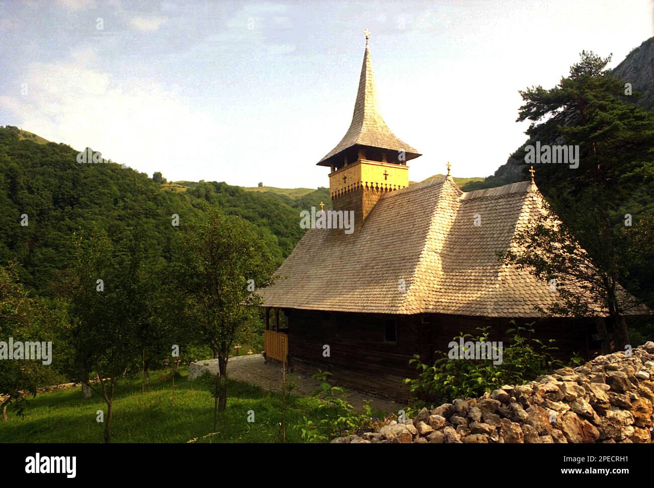 La iglesia de madera del siglo 18th en el monasterio Sub Piatra, Alba County, Rumania, 2001 Foto de stock