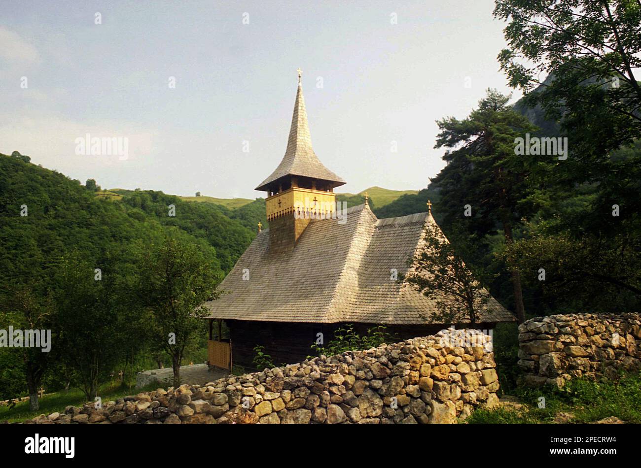 La iglesia de madera del siglo 18th en el monasterio Sub Piatra, Alba County, Rumania, 2001 Foto de stock