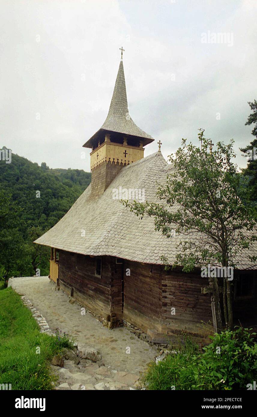 La iglesia de madera del siglo 18th en el monasterio Sub Piatra, Alba County, Rumania, 2001 Foto de stock
