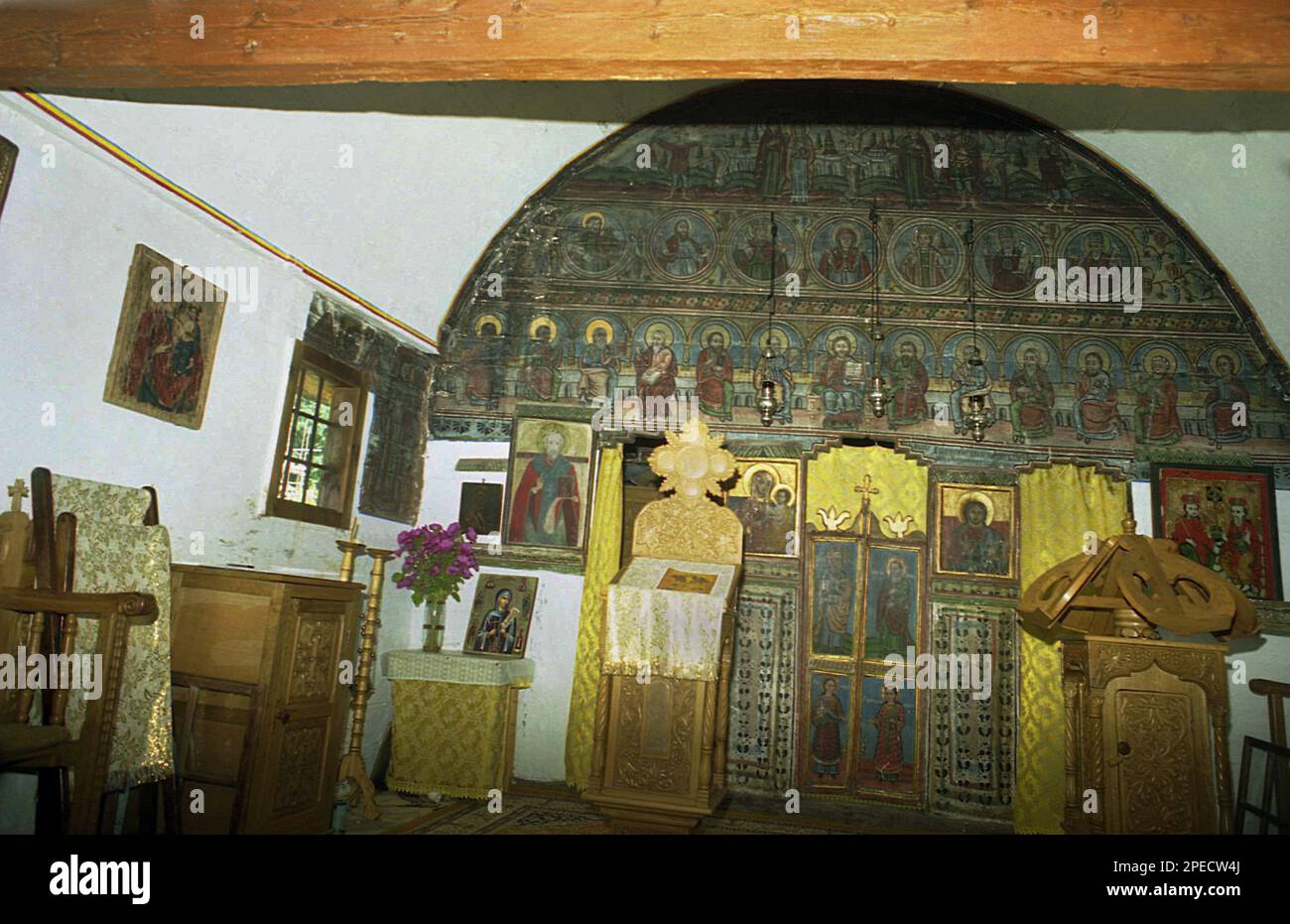 Monasterio Sub Piatra, Condado de Alba, Rumania, 2001. Interior de la iglesia de madera del siglo 18th. Foto de stock