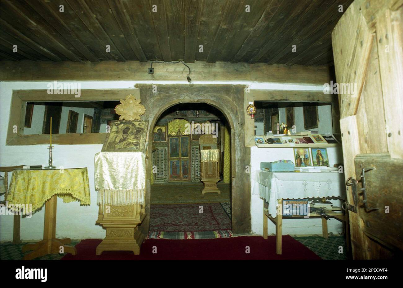 Monasterio Sub Piatra, Condado de Alba, Rumania, 2001. Interior de la iglesia de madera del siglo 18th. Foto de stock