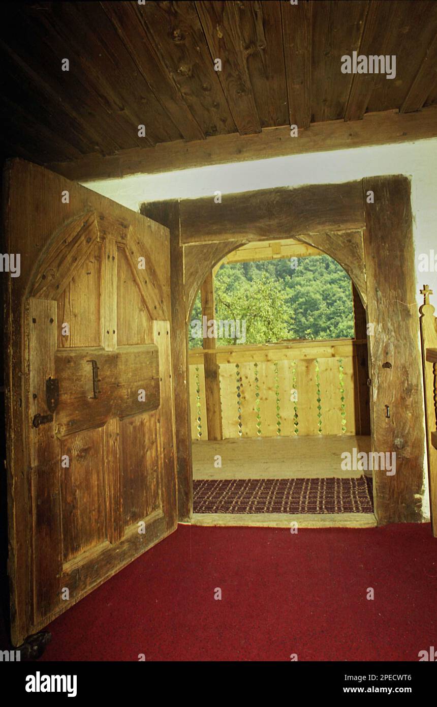 Monasterio Sub Piatra, Condado de Alba, Rumania, 2001. La puerta de entrada baja a la iglesia de madera del siglo 18th. Foto de stock