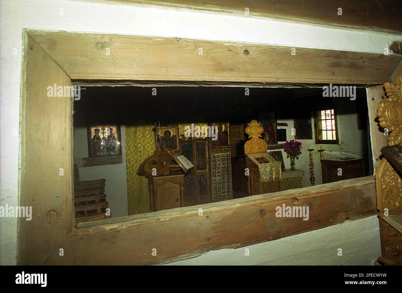 Monasterio Sub Piatra, Condado de Alba, Rumania, 2001. Interior de la iglesia de madera del siglo 18th. Foto de stock