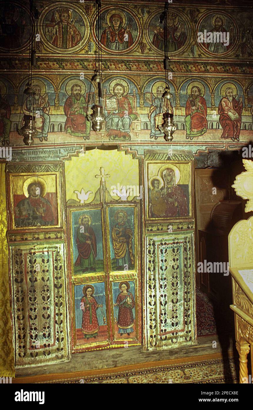 Monasterio Sub Piatra, Condado de Alba, Rumania, 2001. Antiguo Bemothyra (puertas al Santuario) e iconostasis en la iglesia de madera del siglo 18th. Foto de stock