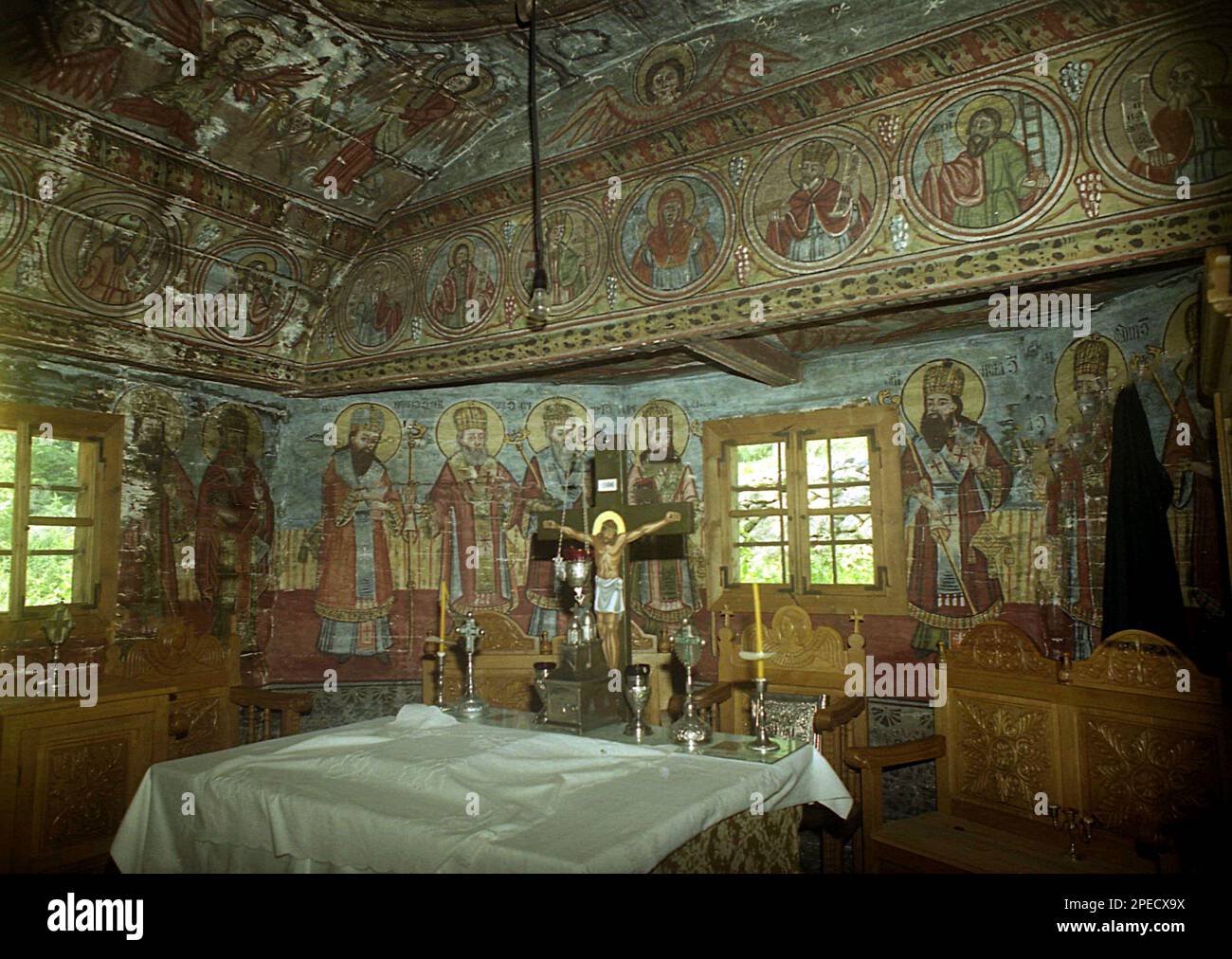 Monasterio Sub Piatra, Condado de Alba, Rumania, 2001. La mesa del altar dentro de la iglesia de madera del siglo 18th. Foto de stock