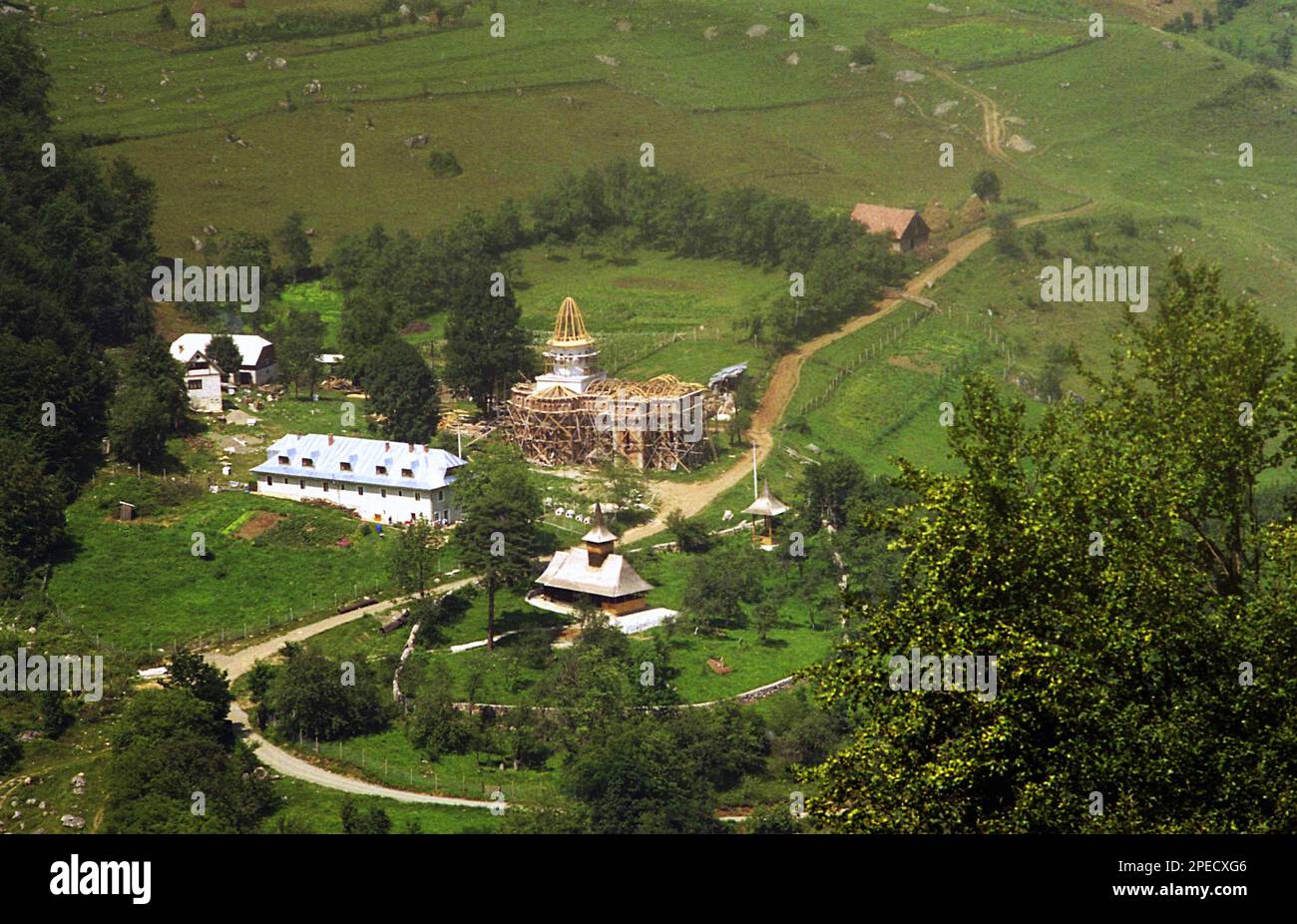 Monasterio Sub Piatra, Condado de Alba, Rumania, 2001. El complejo monástico visto desde arriba, con la nueva iglesia durante su fase de construcción. Foto de stock