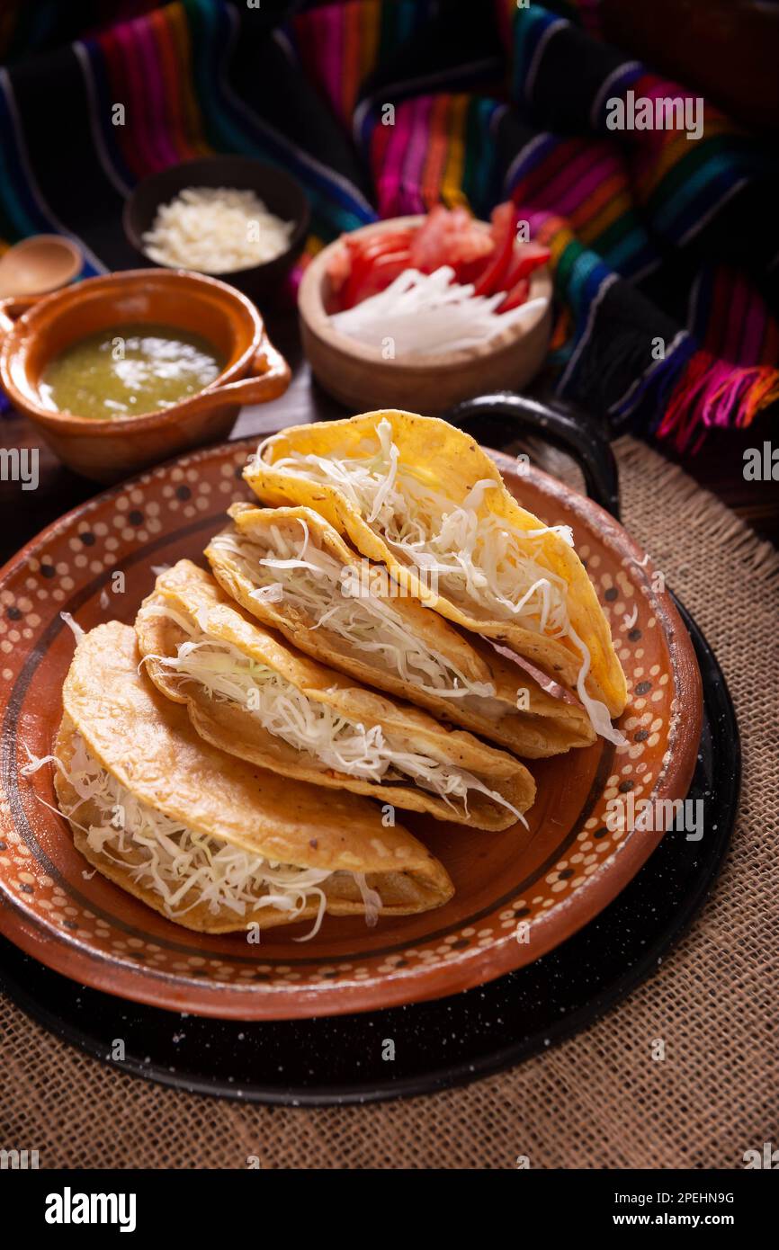 Quesadillas de patata. Quesadillas fritas elaboradas con tortillas de