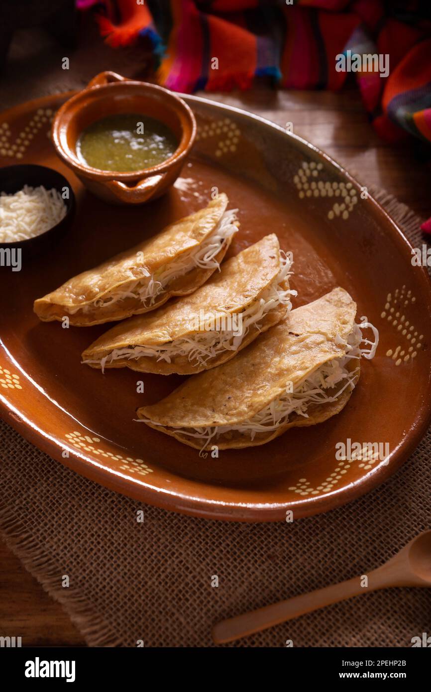 Quesadillas de patata. Quesadillas fritas elaboradas con tortillas de
