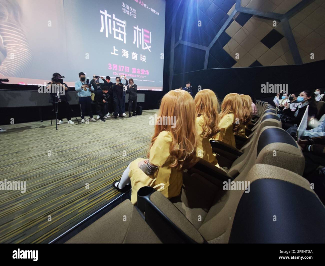 Shanghái, China. 15th de marzo de 2023. SHANGHAI, CHINA - 15 DE MARZO de  2023 - El cosplay de muñecas AI atrae la atención en el estreno de la  película de thriller