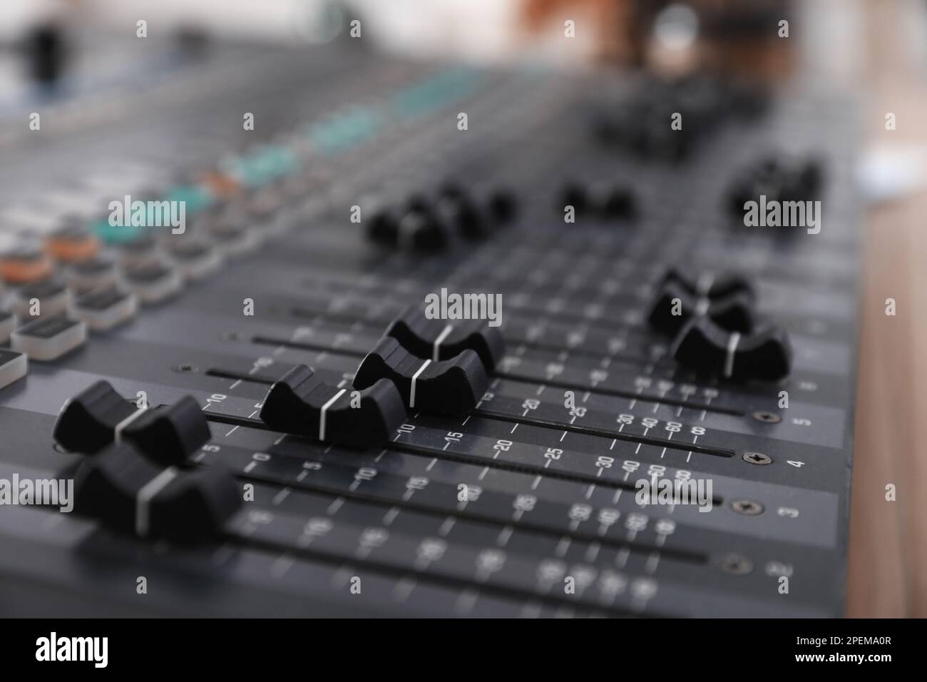 Radio moderna en la tabla de cocina Fotografía de stock - Alamy