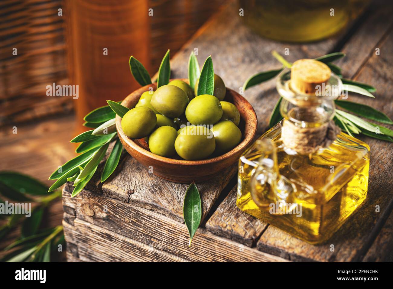 Imagen de aceitunas y aceite de oliva en estilo rústico, bodegón Foto de stock