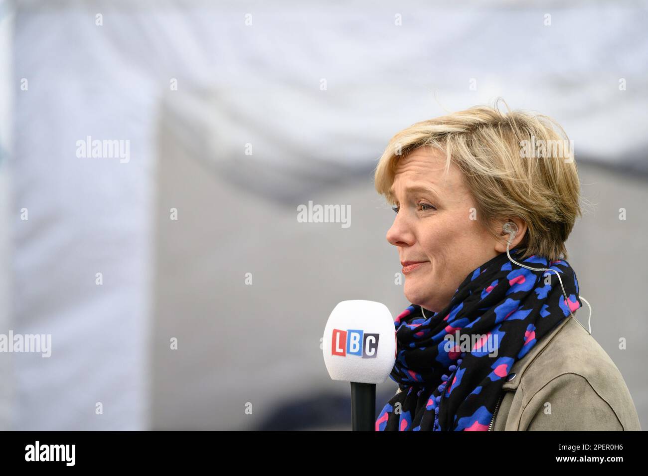 Stella Creasy MP (Lab Walthamstow) en College Green, Westminster para