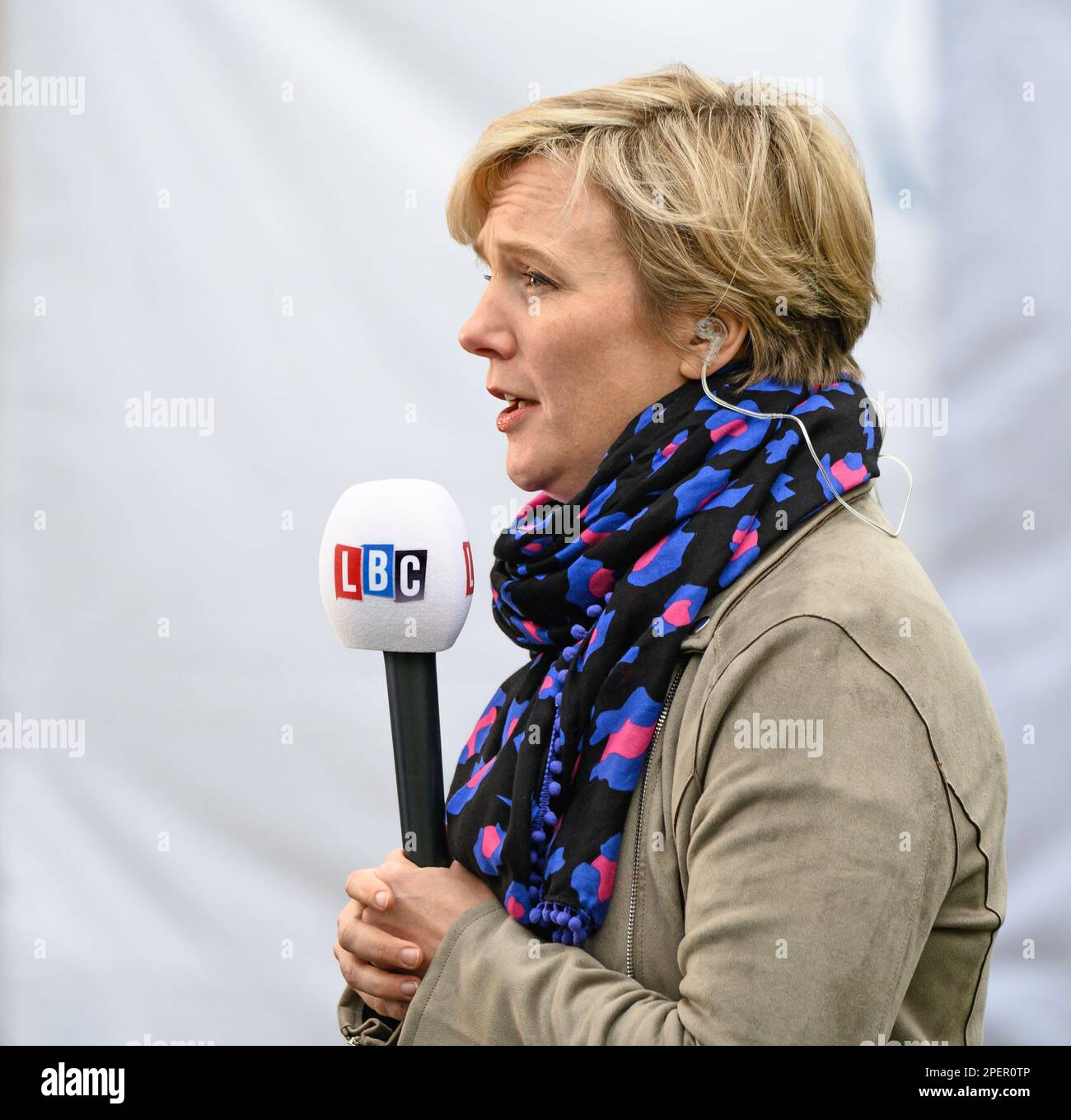 Stella Creasy MP (Lab Walthamstow) en College Green, Westminster para
