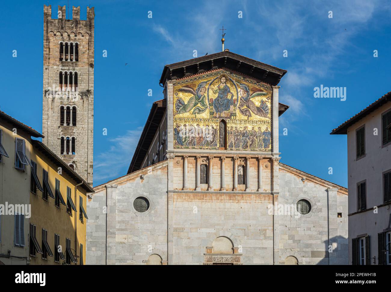 La Basílica de San Frediano, una iglesia románica en Lucca, Italia