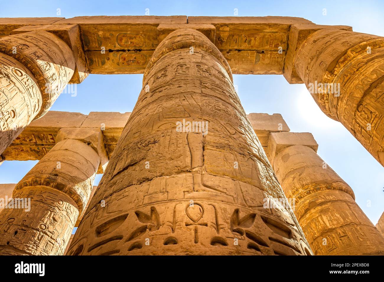 Impresionantes columnas en el pórtico Karnak, Luxor Egipto Foto de stock