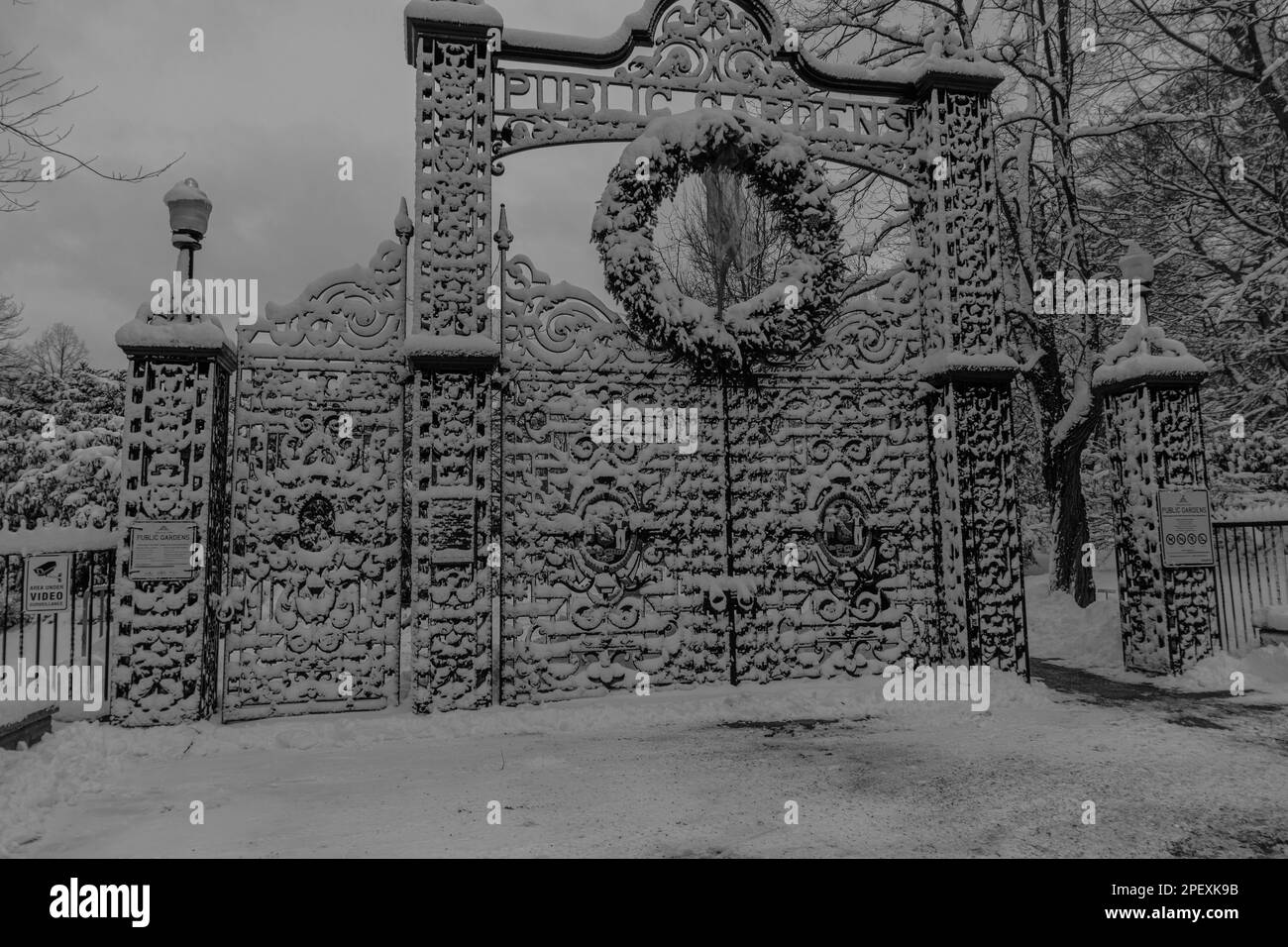 Las puertas de hierro forjado de Halifax Public Gardens National Historic Site de Canadá se erigieron en honor al Batallón Provisional de Halifax Foto de stock