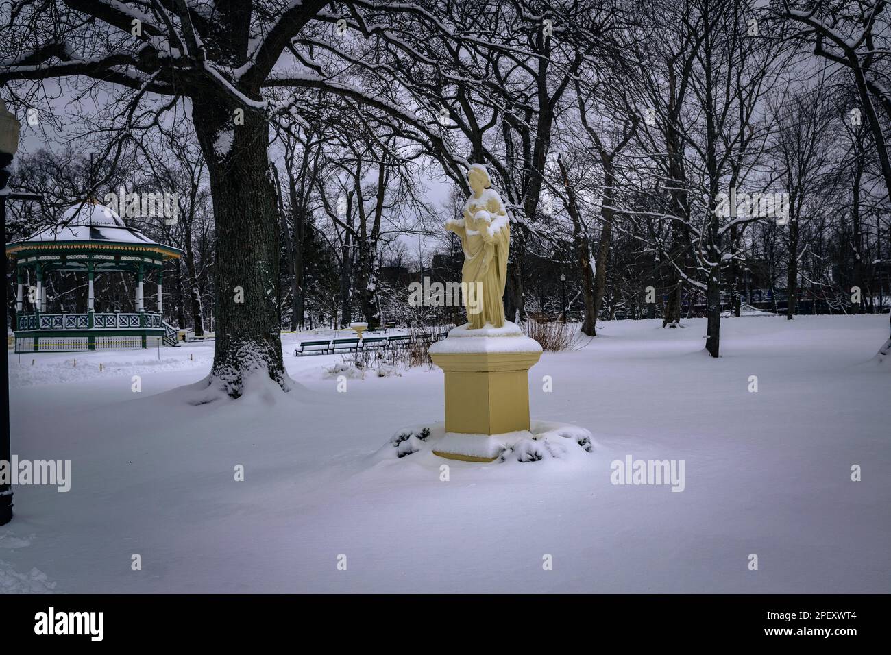 La estatua de Ceres, diosa de la agricultura, los cultivos de granos y la fertilidad en Halifax Public Gardens National Historic Site de Canadá en las profundidades del invierno Foto de stock