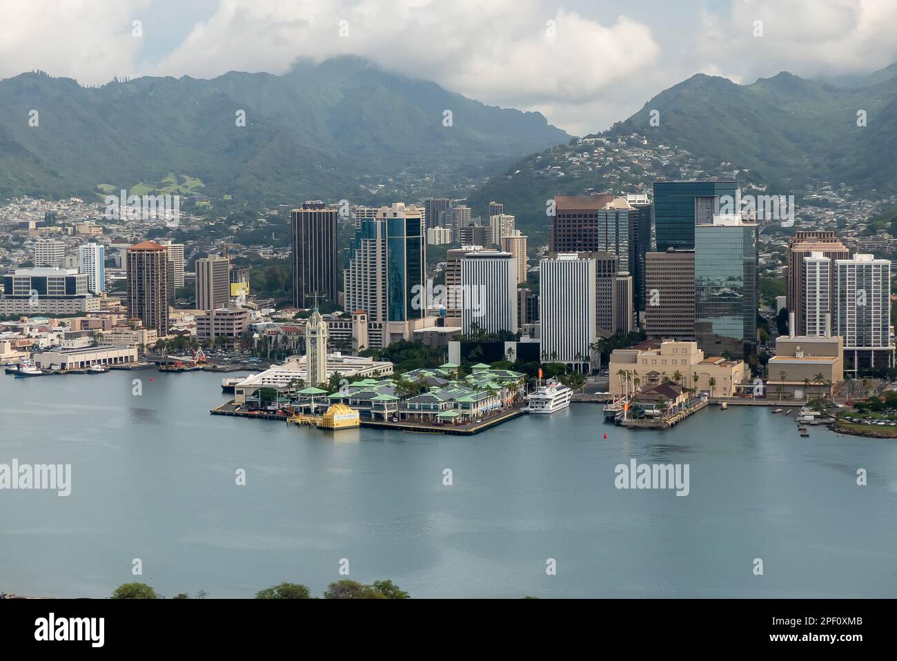 Hawái: Nuestro viaje en helicóptero alrededor de la isla de O'Ahu. Zona del puerto de Honolulu Foto de stock