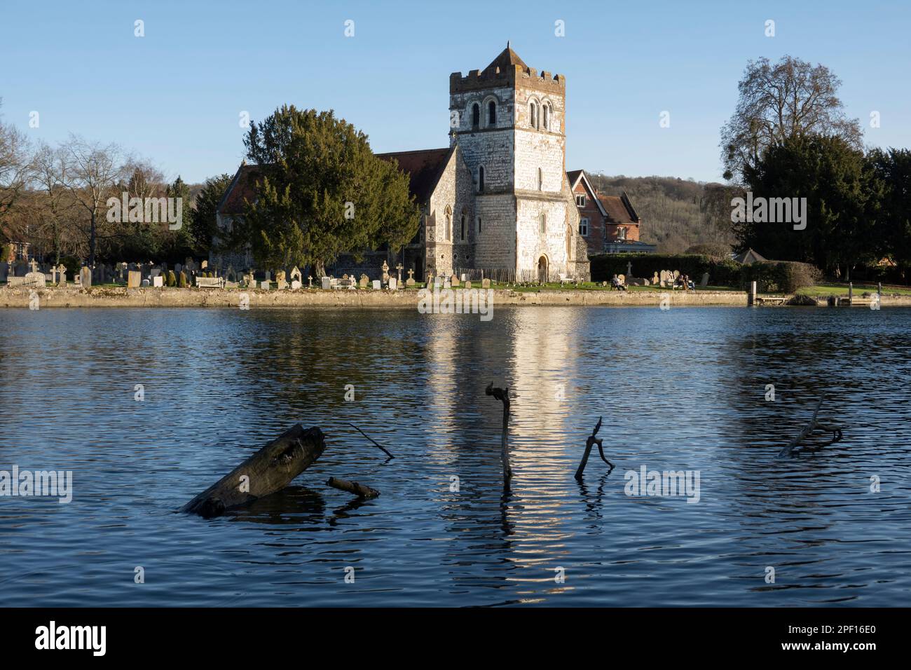 Iglesia de Todos los Santos a orillas del río Támesis, Bisham, Berkshire, Inglaterra, Reino Unido, Europa Foto de stock