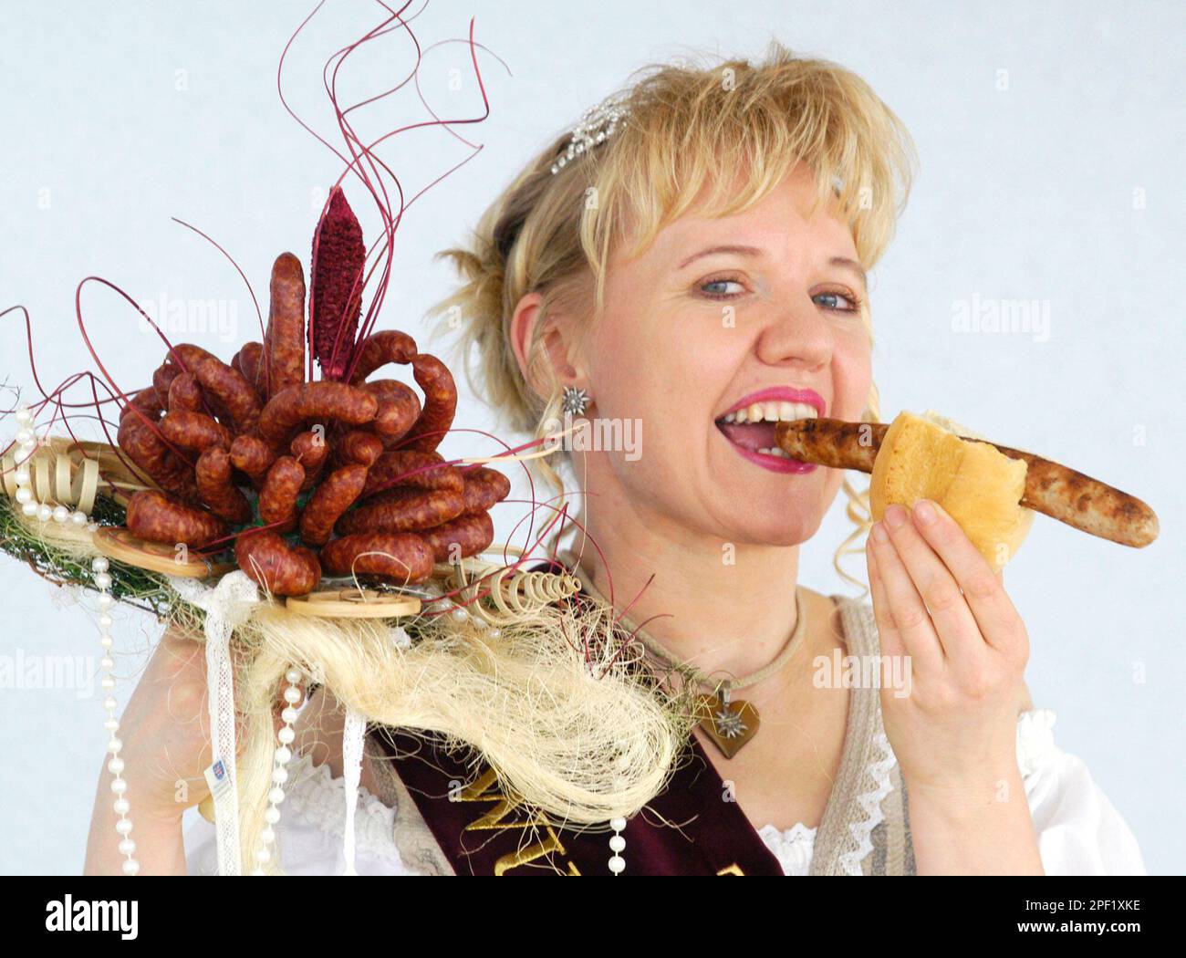 Die neu gewaehlte Thueringer Wurstkoenigin Gabriele Jahn testet mit ...