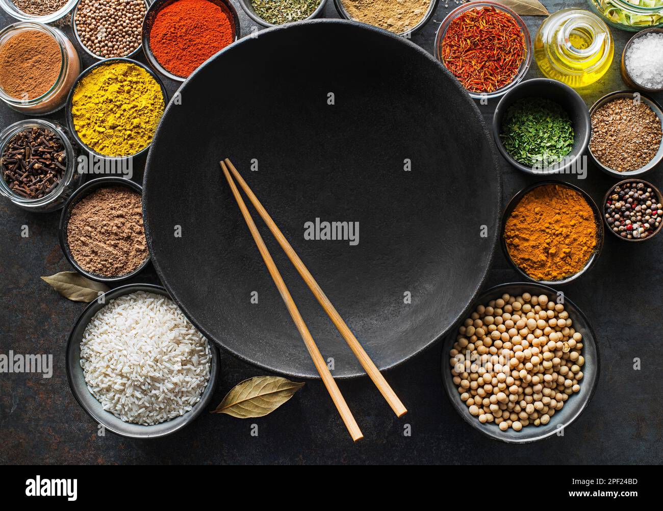 Ingredientes coloridos con hierbas y especias para cocinar la comida.  Especias asiáticas para el concepto de cocina china sobre fondo wok oscuro.  Vista superior Fotografía de stock - Alamy