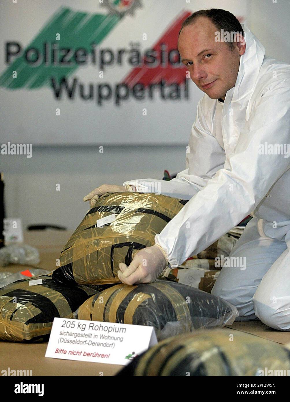 Ein Fahndungsbeamter der Polizei Wuppertal sortiert Pakete mit