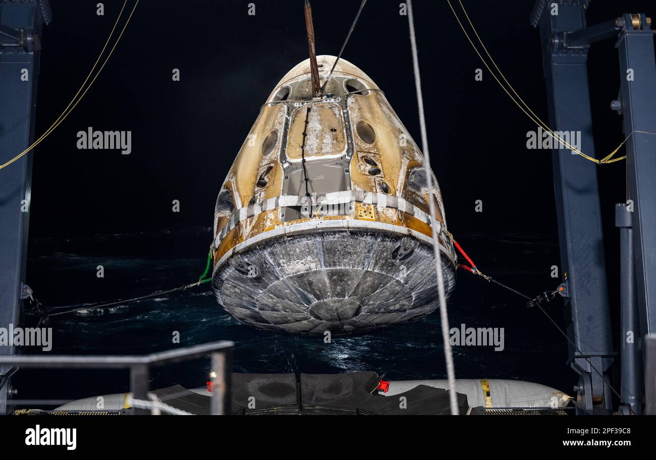 Tampa, Estados Unidos de América. 11 de marzo de 2023. Los equipos de apoyo levantan la nave espacial SpaceX Dragon Endurance a bordo de la nave de recuperación SpaceX Shannon poco después de un chapoteo en el Golfo de México, el 11 de marzo de 2023 cerca de Tampa, Florida. Los miembros de la tripulación 5 Josh Cassada, Nicole Mann, Anna Kikina y Koichi Wakata, regresaron después de 157 días en el espacio como parte de la Estación Espacial Internacional. Crédito: Keegan Barber/NASA/Alamy Live News Foto de stock