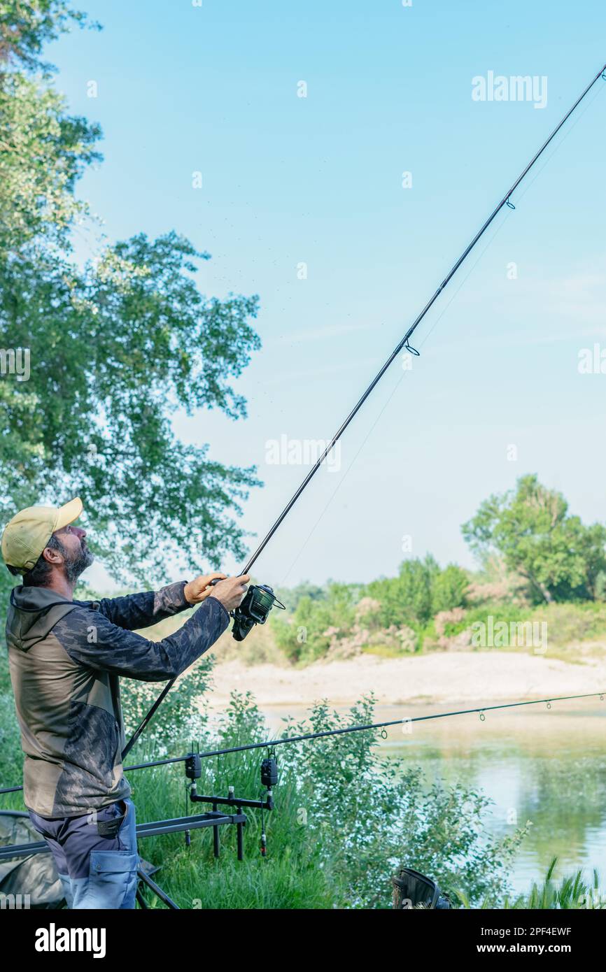 Pescador De Barbas Agarrando La Caña De Pescar, El Hombre Disfruta Del  Deporte De Pasatiempos En El Río De Montaña, La Persona Ca Imagen de  archivo - Imagen de calma, charca: 173718931