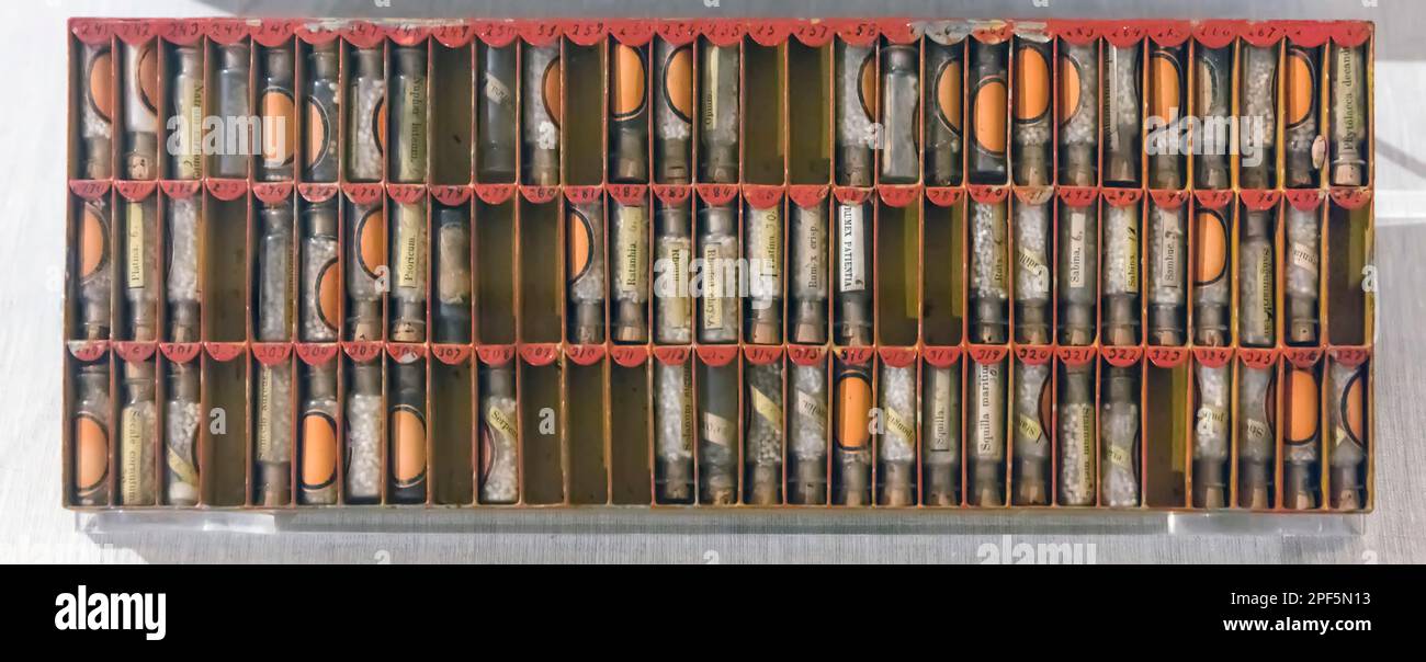 Caja farmacéutica vintage con muestras Foto de stock
