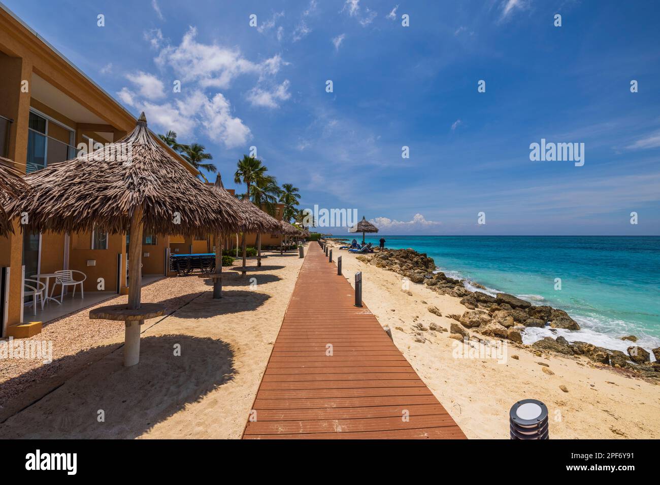 Hermosa vista del suelo de madera para los huéspedes de las habitaciones de hotel a lo largo de la costa. Aruba. Foto de stock