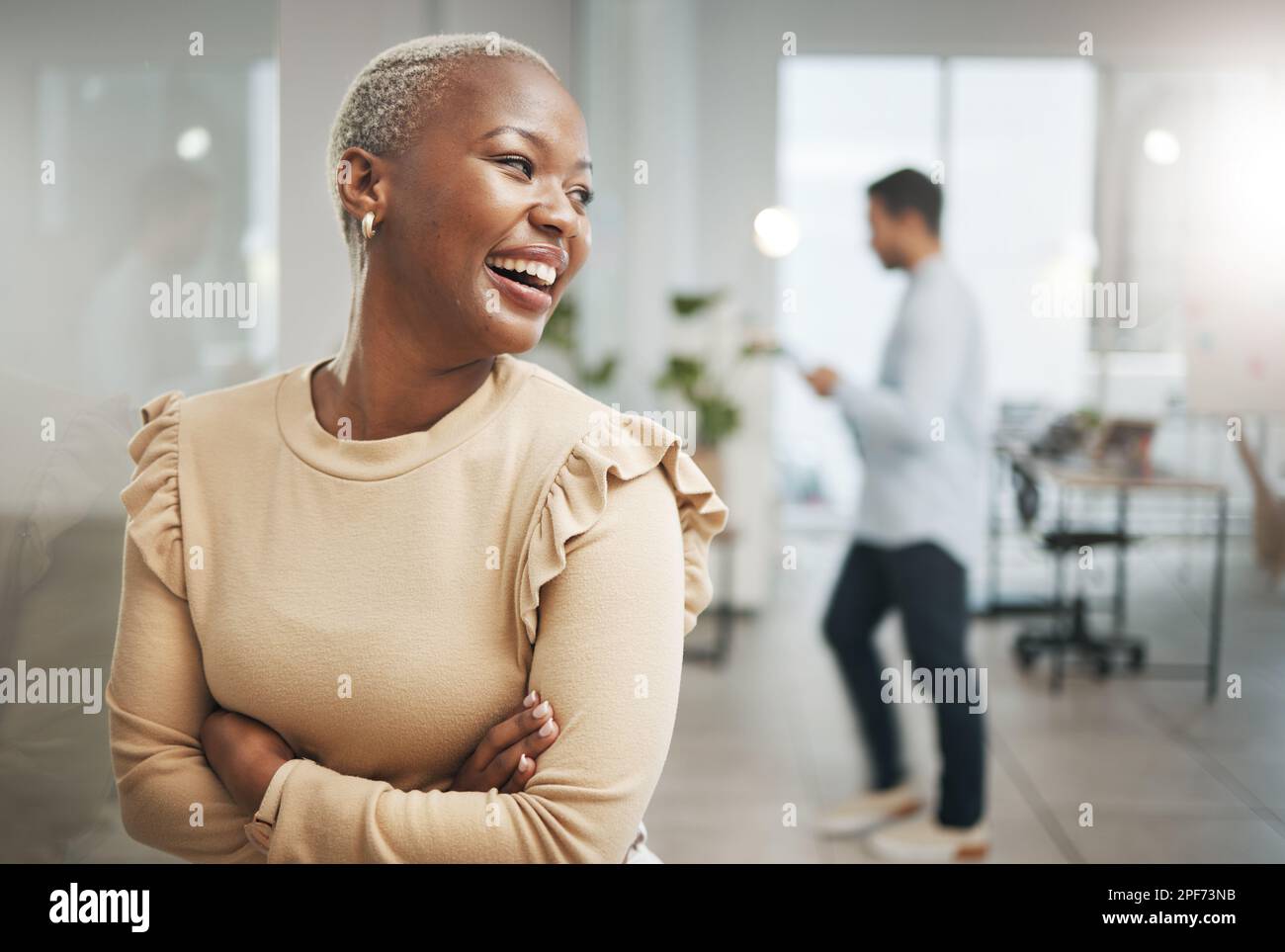 Mujer negra feliz en oficina de negocios, lugar de trabajo o empresa con  mentalidad de carrera para Recursos Humanos. Perfil de un trabajador  orgulloso, empleado o personal ocupado Fotografía de stock -