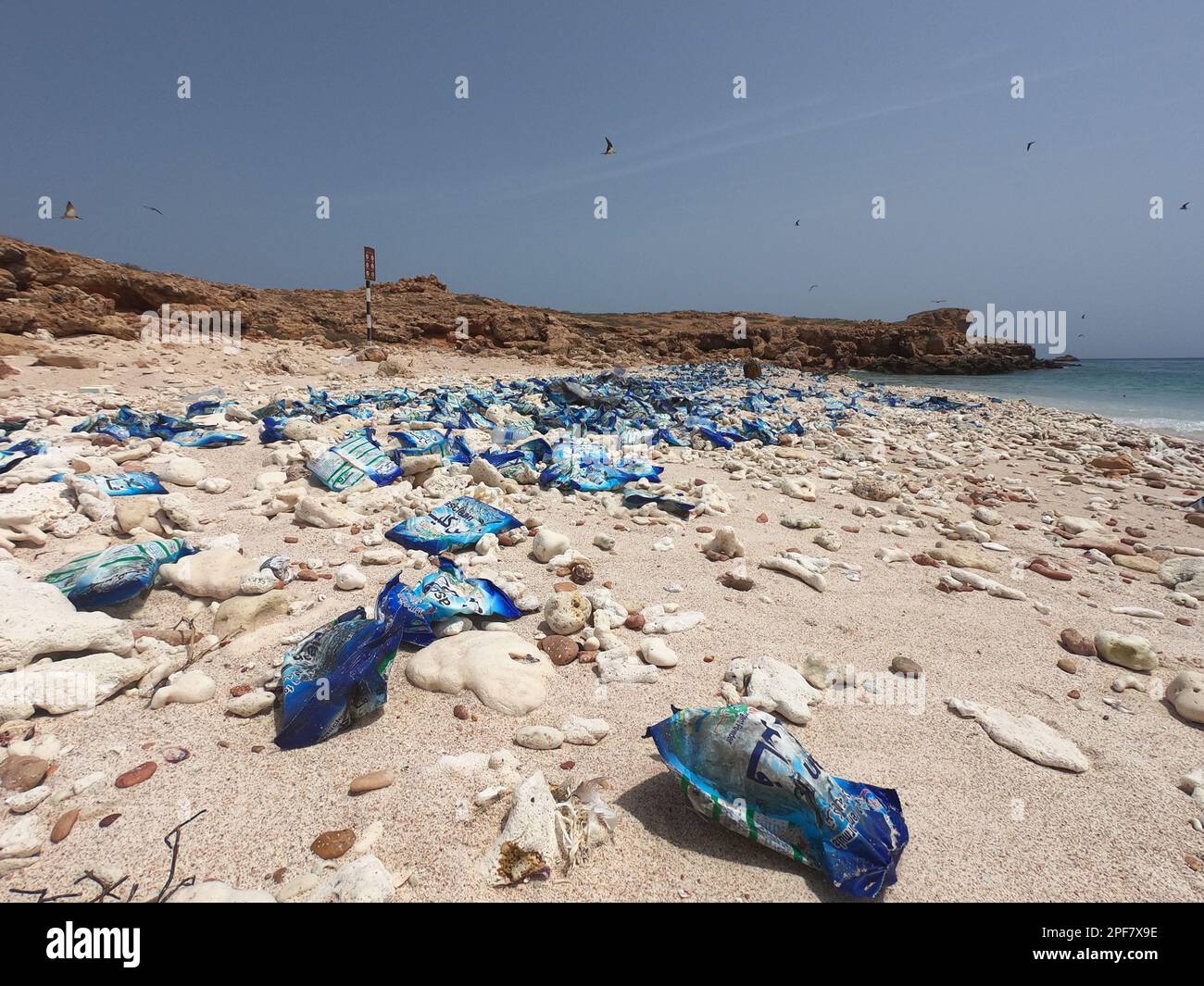 Limpie la isla de Dimanyat de bolsas de plástico llenas de jabón Fotografía  de stock - Alamy
