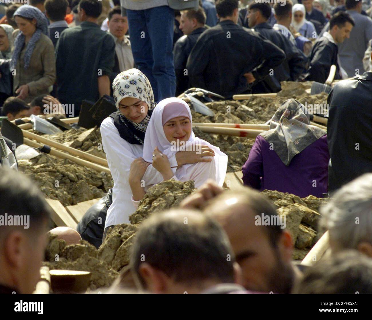 Bosnian Muslim woman attend a mass funeral for the first 600 identified