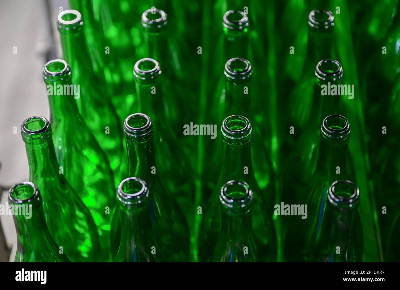 Botella de 1 litro fotografías e imágenes de alta resolución - Alamy