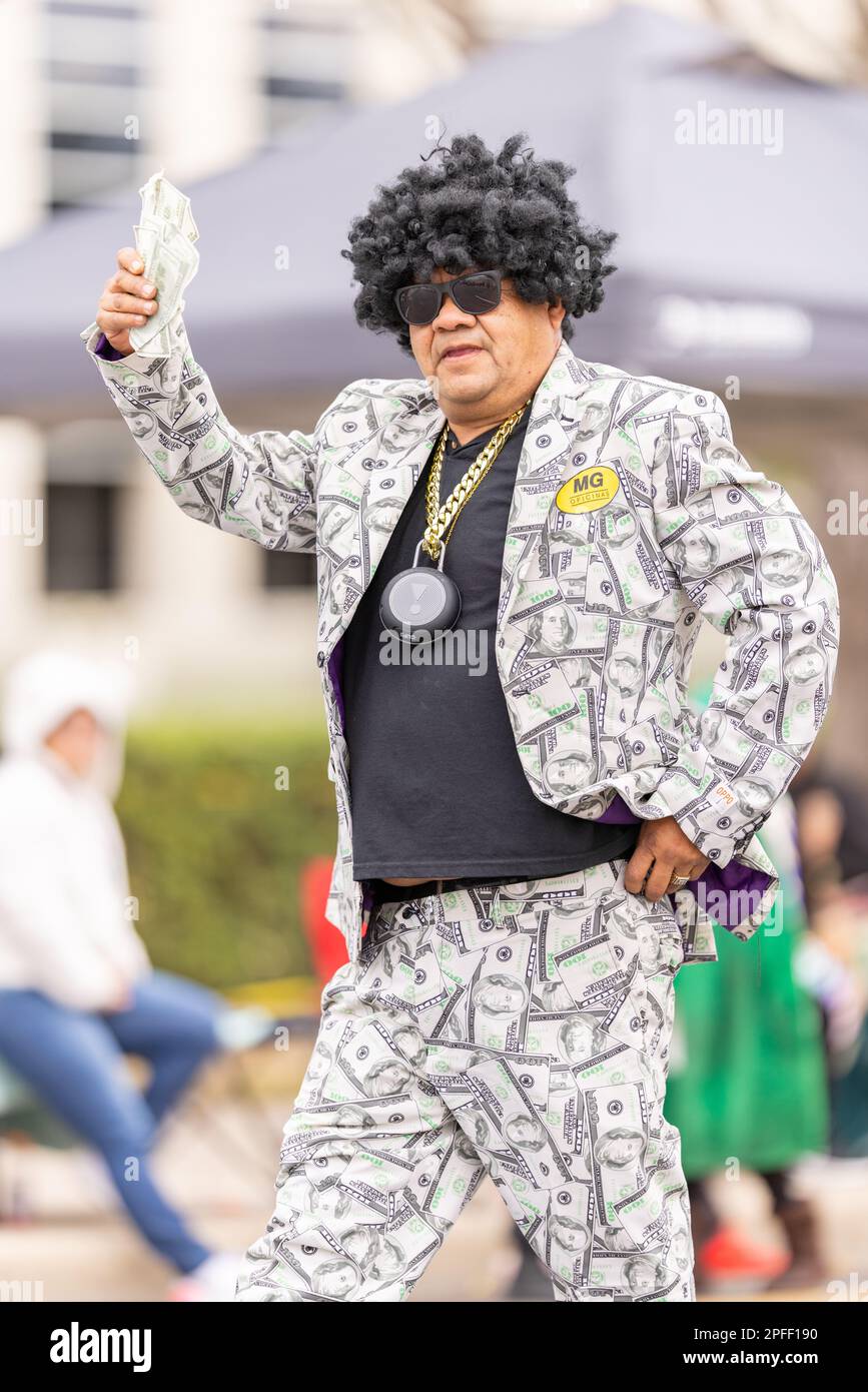 Laredo, TEXAS, EE.UU. - 19 de febrero de 2022: El Desfile de Cumpleaños de  Anheuser-Busch Washington, hombre vestido con ropa estampada con dinero,  celebrando el baile de graduación en efectivo Fotografía de
