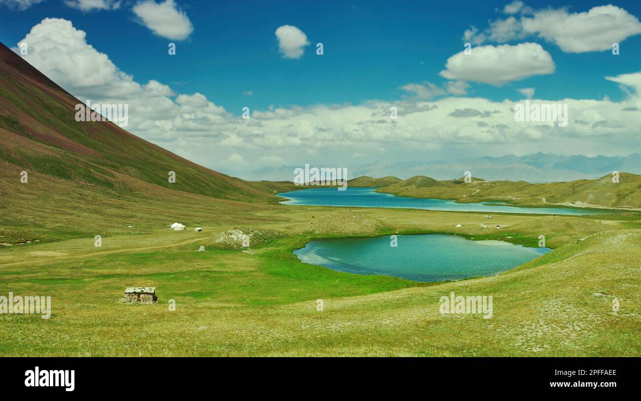 Alay Valle de la región de Osh, Kirguistán, azul cielo sobre algunos pequeños lagos hermosos Foto de stock