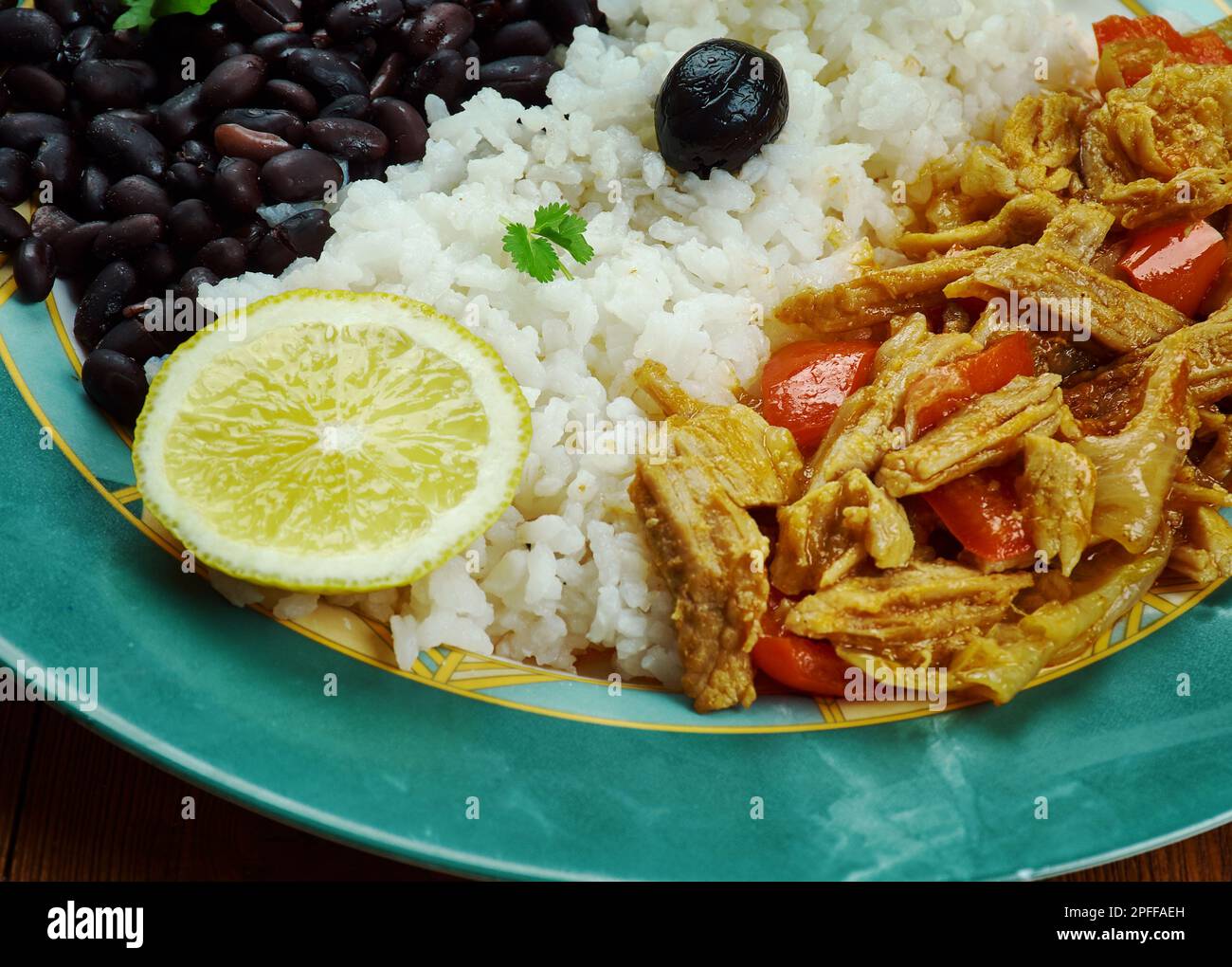La Bandera Dominicana - Almuerzo nacional tradicional, plato consiste en arroz, frijoles rojos y carne. Foto de stock