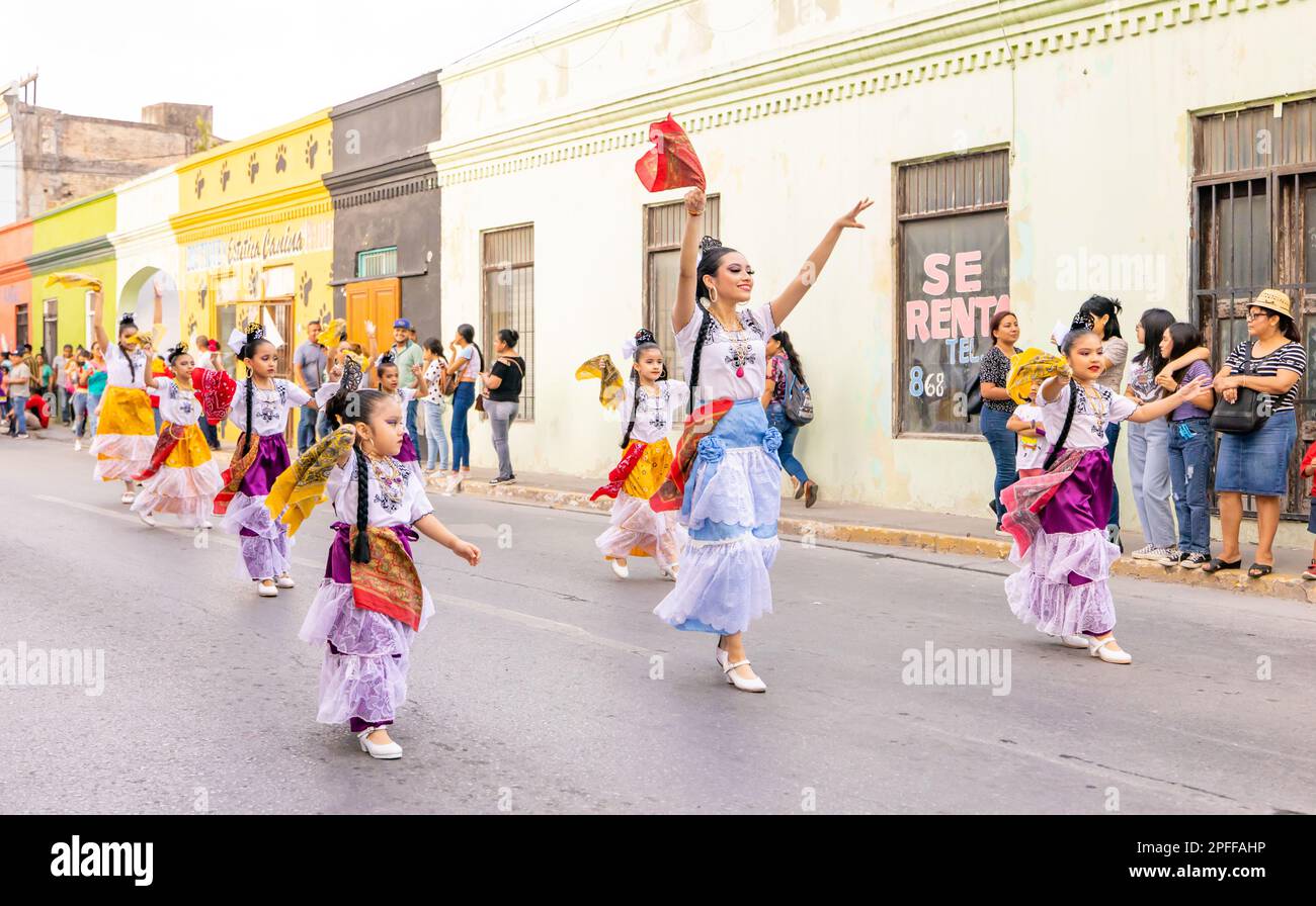 Matamoros, Tamaulipas, México 25 de de 2023: Desfile de Fiestas Mexicanas, estudiantes de la Academia de Danza vestidos con ropa tradicional, dani Fotografía de stock - Alamy