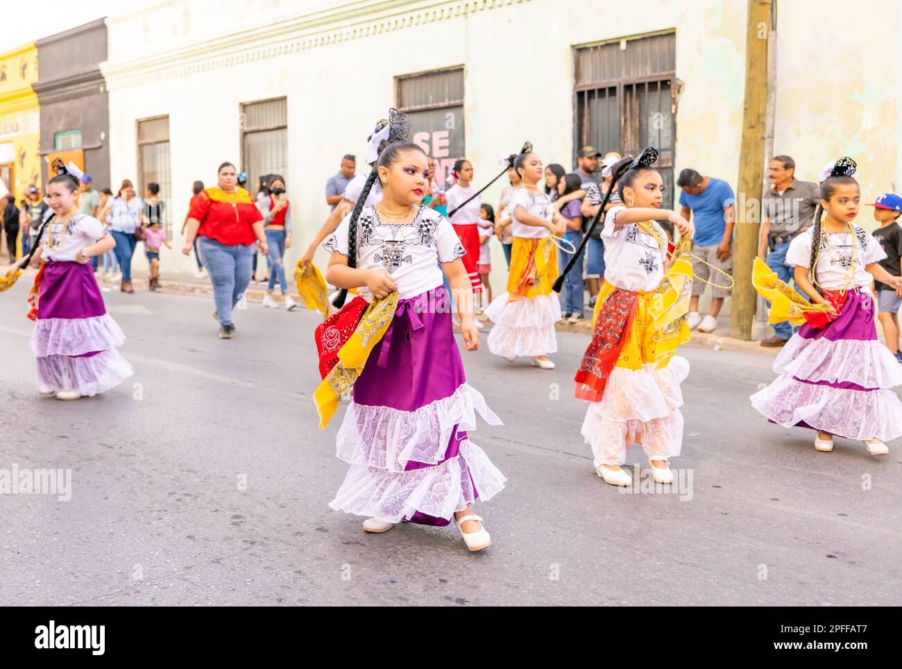 Matamoros, Tamaulipas, México 25 de de 2023: Desfile de Fiestas Mexicanas, estudiantes de la Academia de Danza vestidos con ropa tradicional, dani Fotografía de stock - Alamy