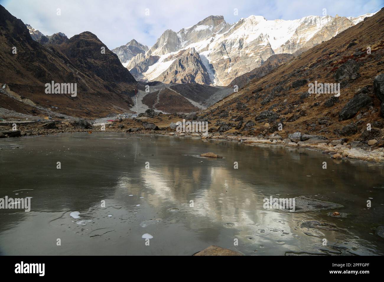 Pico cubierto de nieve y un lago en gran altitud del Himalaya. Salpicado de  largas cadenas montañosas y brillantes joyas en el mapa del mundo,  Uttarakhand es una joya Fotografía de stock -