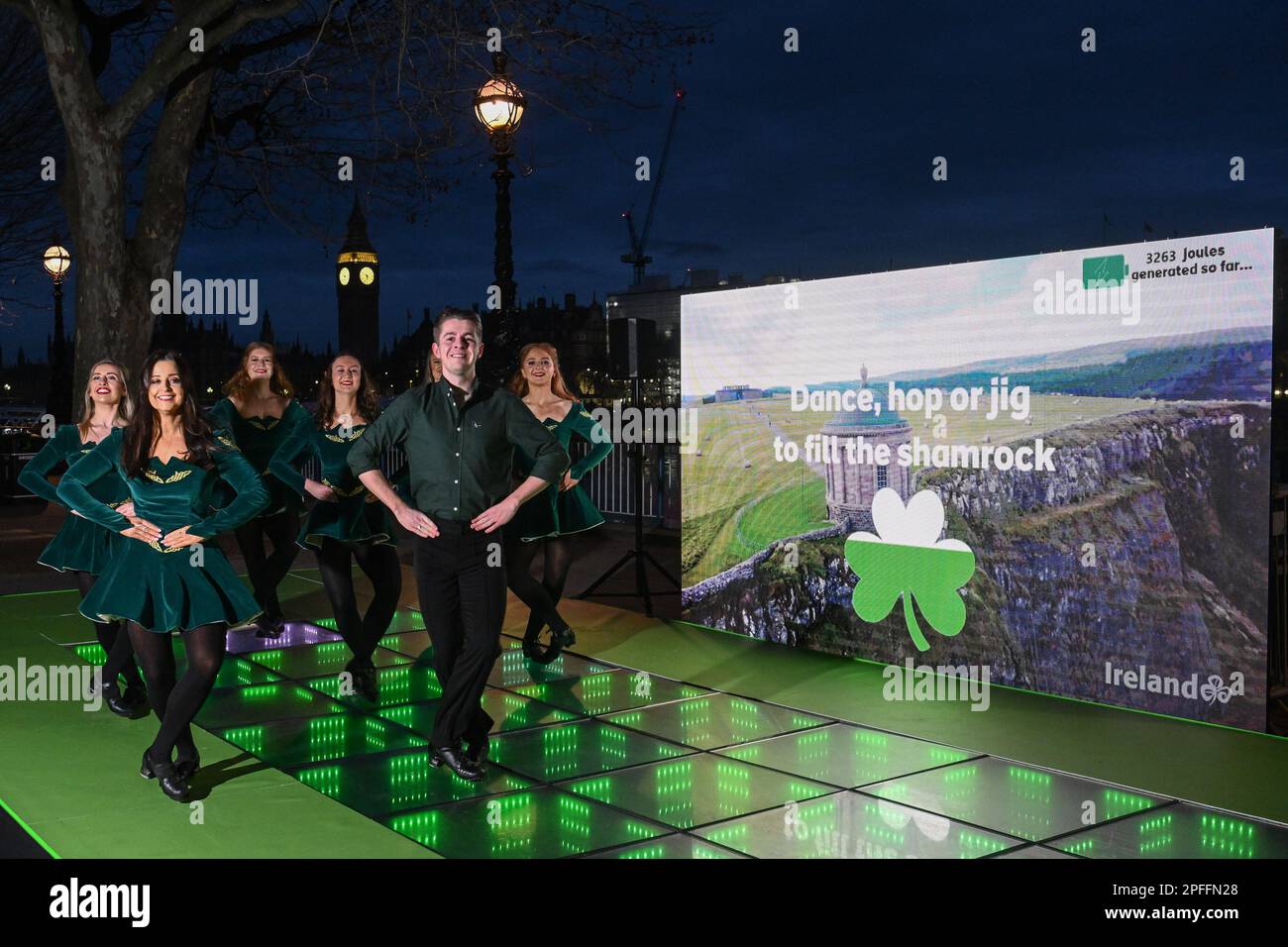 EDITORIAL USE SOLO bailarines irlandeses actúan en la pista de baile 'más verde' de Tourism Ireland, una pista de baile cinética emergente en la orilla sur de Londres para celebrar el Día de San Patricio. Fecha de la fotografía: Viernes 17 de marzo de 2023. La pista de baile, que genera energía del movimiento de los bailarines para iluminar el verde y mostrar los paisajes de la isla de Irlanda, abre temprano esta mañana por un tiempo limitado como parte de las celebraciones del Día de San Patricio de la capital. El crédito de la foto debe leer: Matt Crossick/PA Wire Foto de stock