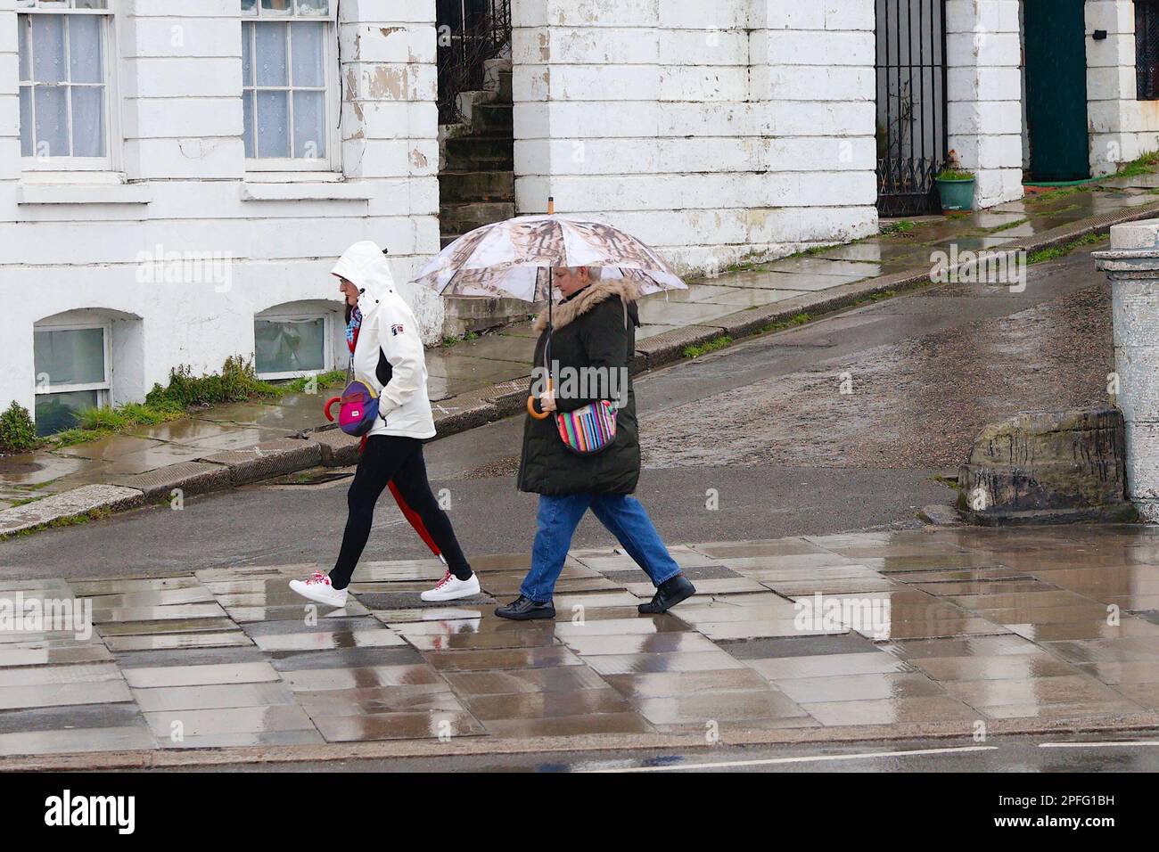 Hastings, East Sussex, Reino Unido. 17 de marzo de 2023. Clima en Reino Unido: Se esperan fuertes lluvias durante todo el día en la ciudad costera de Hastings, en East Sussex. Fotógrafo: Paul Lawrenson, Crédito de la foto: PAL News /Alamy Live News Foto de stock