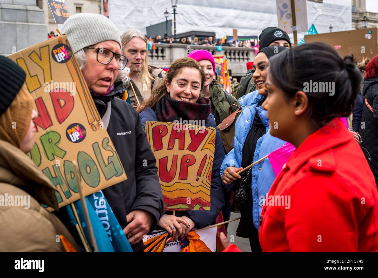 Los maestros se declaran en huelga y se manifiestan por un salario justo en Trafalgar Square, Londres, Reino Unido, 15/03/2023 Foto de stock
