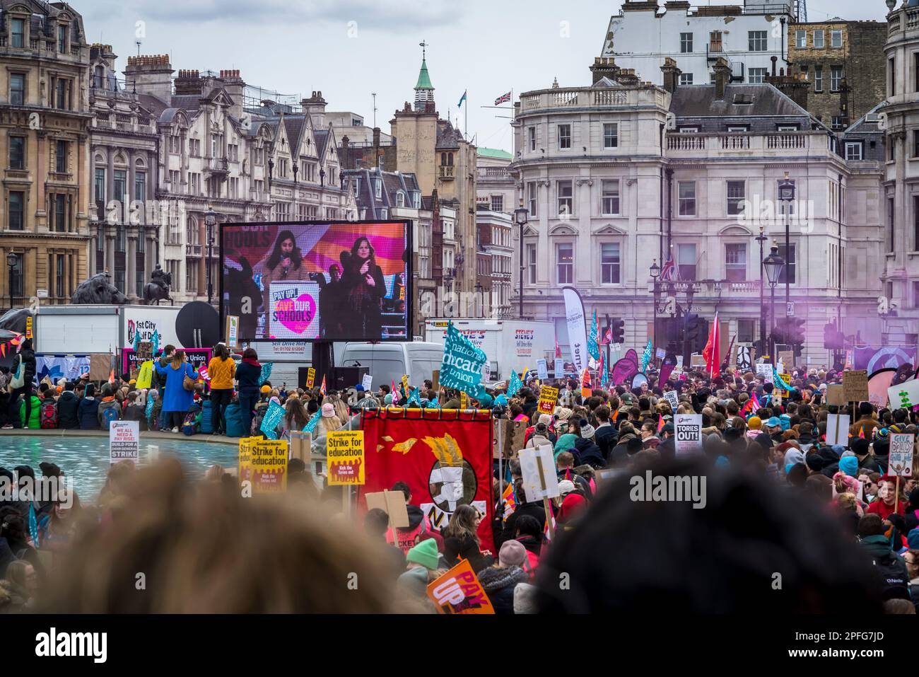 Los maestros se declaran en huelga y se manifiestan por un salario justo en Trafalgar Square, Londres, Reino Unido, 15/03/2023 Foto de stock