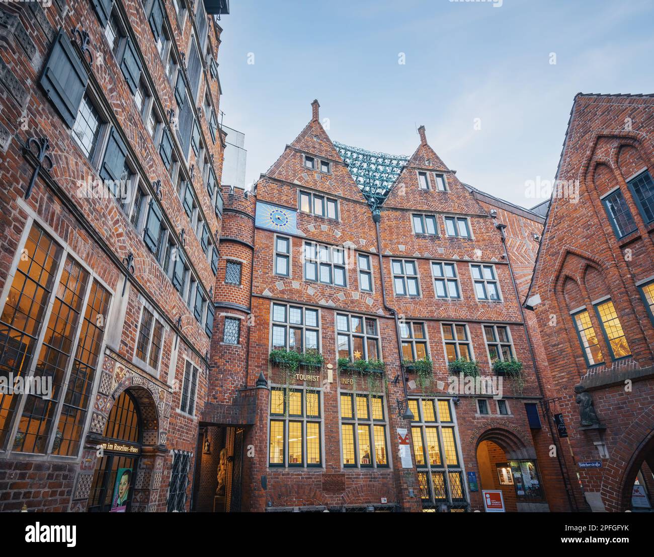 Casa Glockenspiel (Haus des Glockenspiels) en la calle Bottcherstrasse - Bremen, Alemania Foto de stock