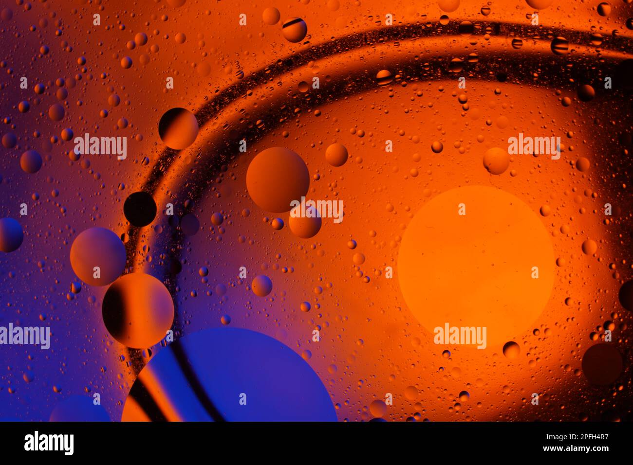 Aceite en agua, efecto asombroso, varía de color Foto de stock