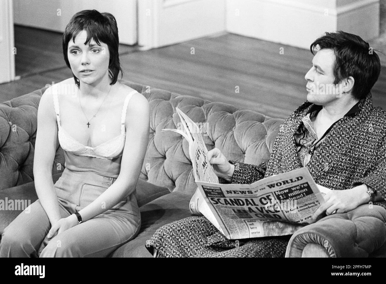 Lucy Fleming (Ruth), Paul Daneman (Eric) en DON’T START WITHOUT ME de Joyce Rayburn en el Teatro Garrick, Londres WC2 02/1971 DISEÑO: Alan Green DIRECTOR: Barry Morse Foto de stock