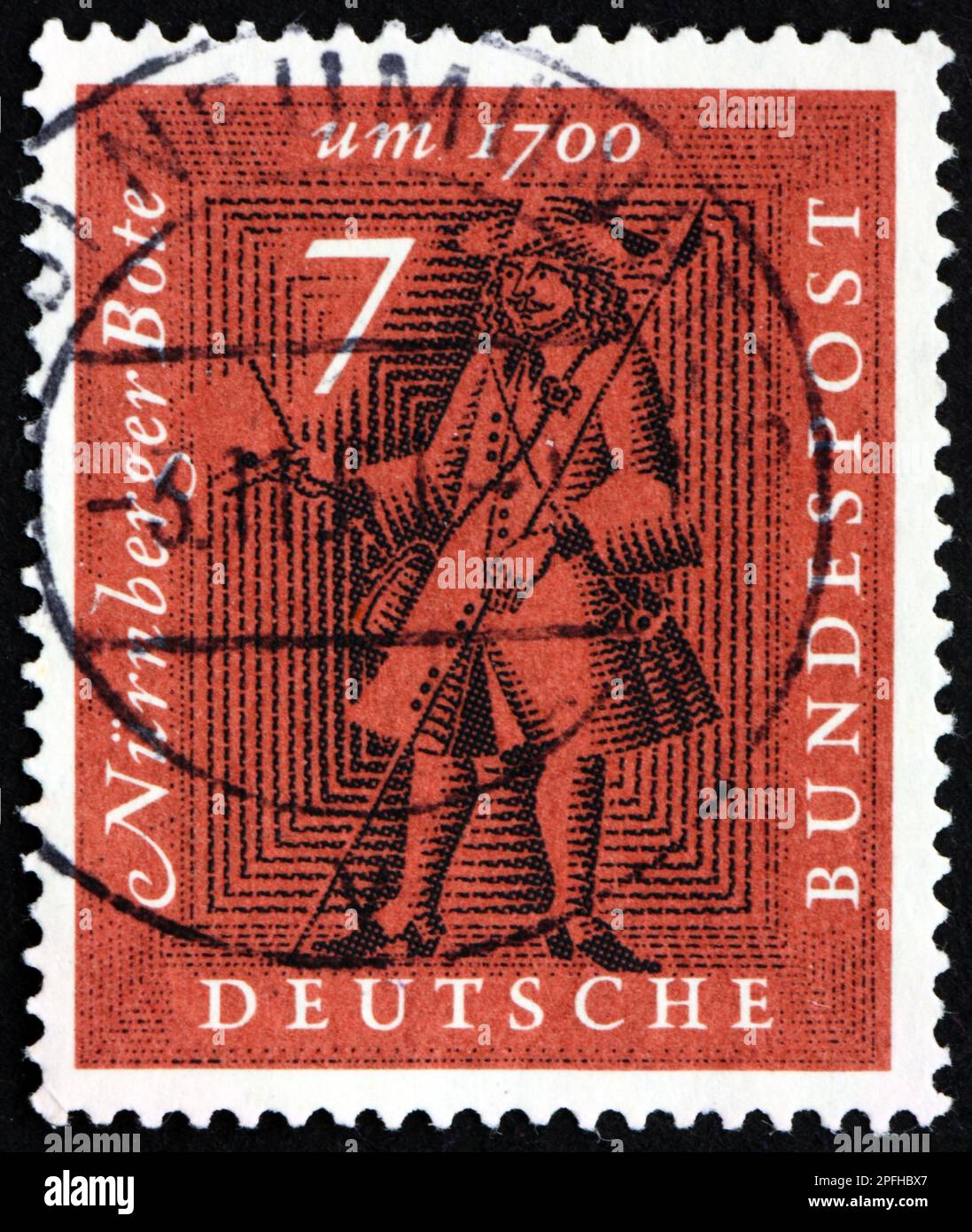 ALEMANIA - CIRCA 1961: Un sello impreso en Alemania muestra el mensajero de Nuremberg, alrededor de 1700, alrededor de 1961 Foto de stock